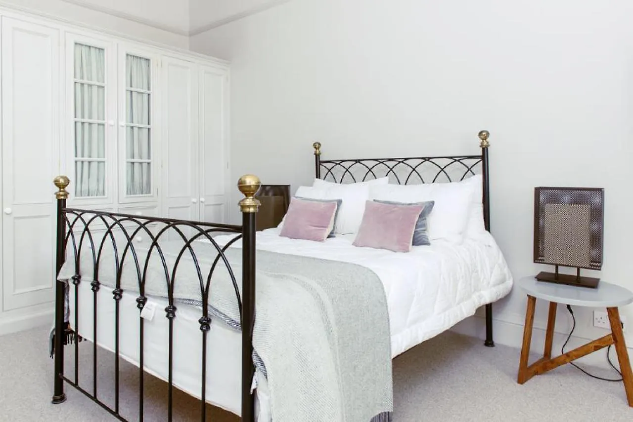 Ramsay Gardens - Grand 4-Bedroom Apartment Next To Castle Edinburgh